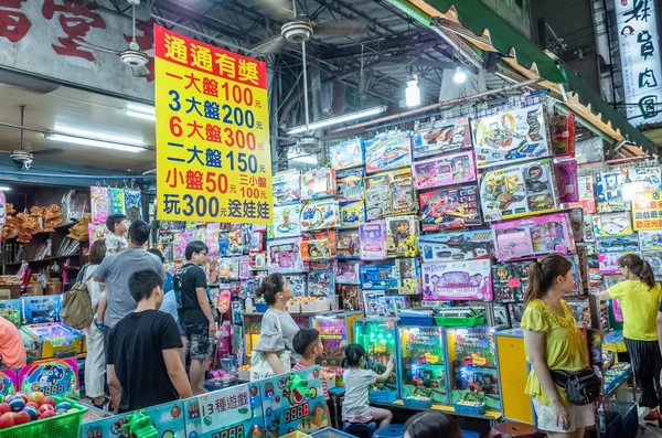 Människor går och handlar på en nattmarknad i Taipei — Stockfoto