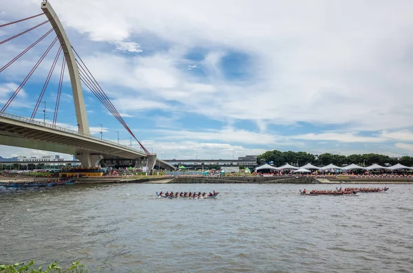 City scenery with competitive boat racing under the bridge — Stock Photo, Image