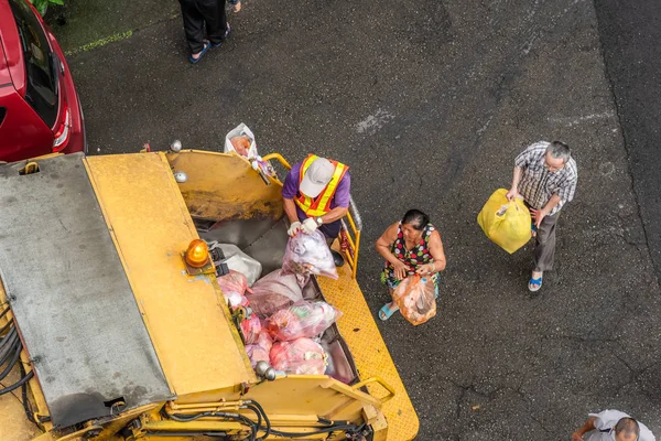 黄色垃圾车在小道上收集垃圾 — 图库照片