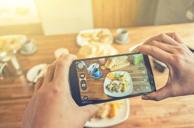 Kahvaltıda fotoğraf çekme