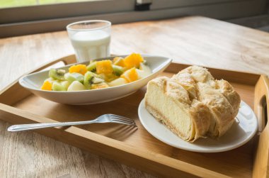 meyve ve kek ile kahvaltı