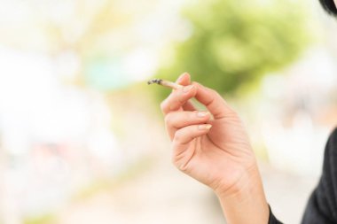 kadın sigara ve bir sigara tutun 