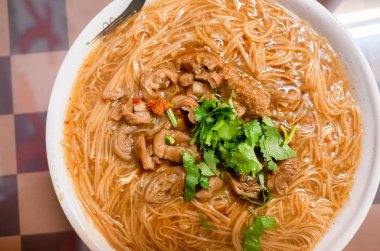 domuz eti bağırsak ile ince erişte