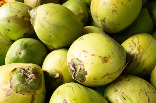 Fruta de coco empilhada no mercado — Fotografia de Stock