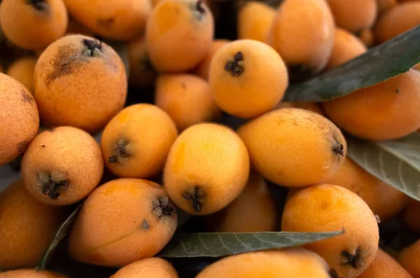 Loquat gestapeld op de markt — Stockfoto