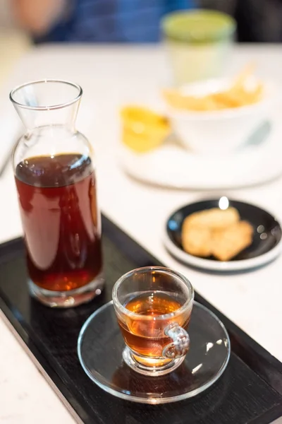 Taza de café en vaso sobre la mesa —  Fotos de Stock