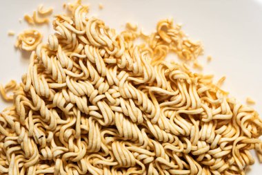 bir tabakta kuru anlık erişte