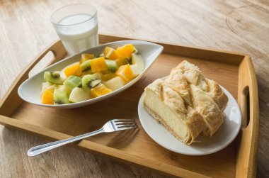 meyve ve kek ile kahvaltı