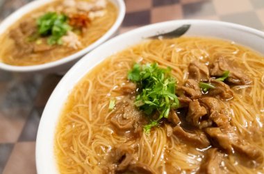 domuz eti bağırsak ile ince erişte