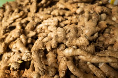 zencefil pazarda yığılmış