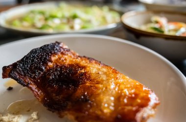 bir tabakta sote tavuk göğsü