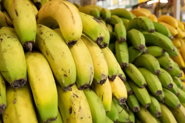 Fruta de banana empilhada no mercado — Fotografia de Stock