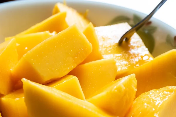Żółte mango na danie — Zdjęcie stockowe