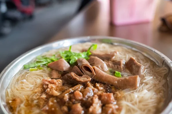 豚の大腸と細麺 — ストック写真