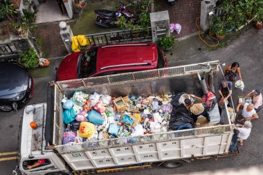 Beyaz geri dönüşüm kamyon bir sma içinde geri dönüşümlü malzemeler toplar