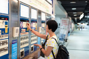 Tren istasyonunda bilet makinesi satın kadın