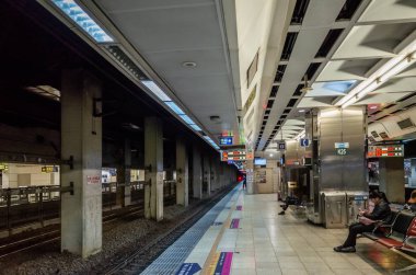 Metro platformunda demiryolu ve koltuklar ile Tren İstasyonu