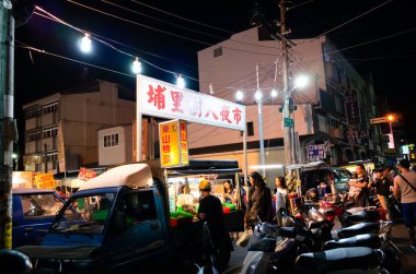 satıcı ve kişi Mağazası ile gece pazarı
