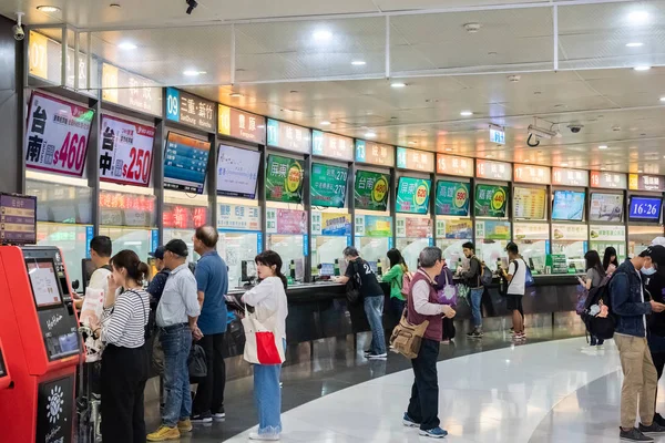 人们在台北长途汽车总站买票 — 图库照片