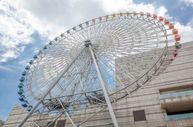 Dönme dolabı ve Miramar eğlence alışveriş merkezi