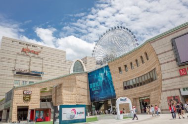 Dönme dolabı ve Miramar eğlence alışveriş merkezi