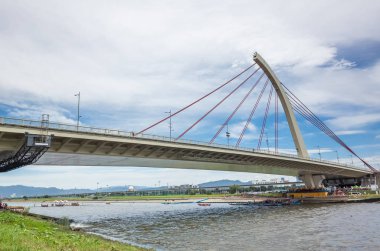 gökyüzü altında nehir ile Köprü ile Cityscape