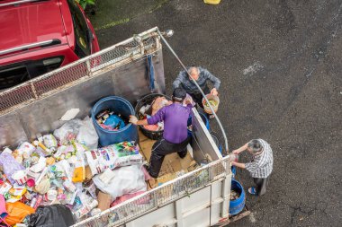 geri dönüşüm kamyonu için küçük bir LAN içinde geri dönüştürülebilir malzemeler toplar