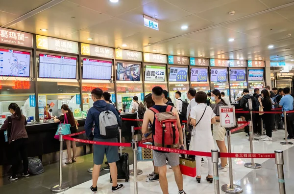 Люди з Тайбей довгий відстань будівництво автовокзалу в Тайбей — стокове фото
