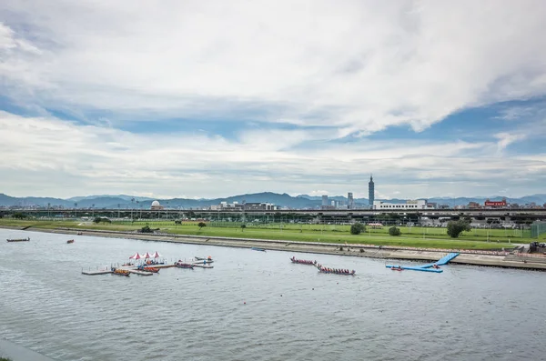 Wettbootrennen beim traditionellen Drachenbootfest — Stockfoto