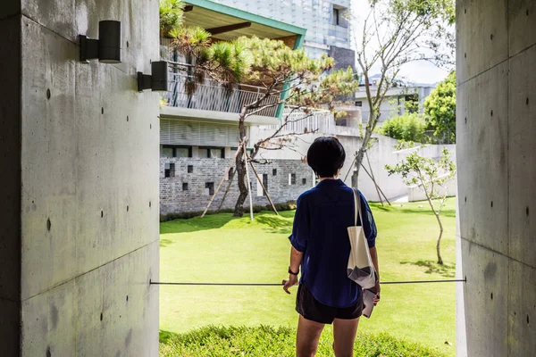 旅行亚洲妇女在玉秀博物馆艺术 — 图库照片