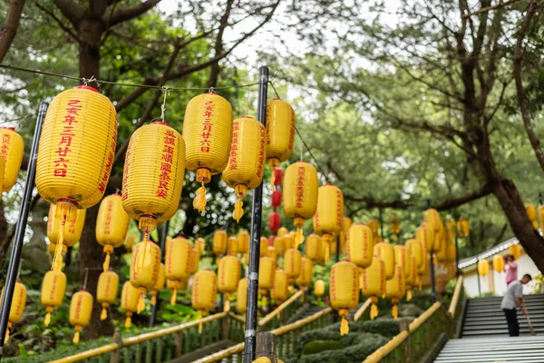 Gelbe Laternen am buddhistischen Tempel Xian fo — Stockfoto