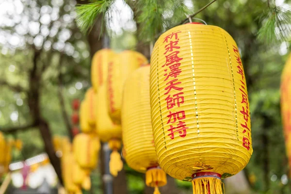 Lanternas amarelas no templo budista Xian Fo — Fotografia de Stock