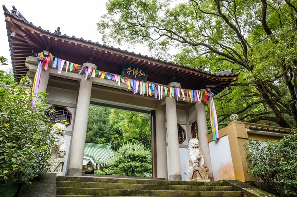 Portão de porta de madeira no templo Xian Fo — Fotografia de Stock