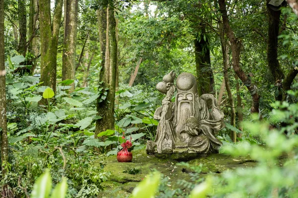 Taoísmo estatua de piedra bajo un árbol — Foto de Stock