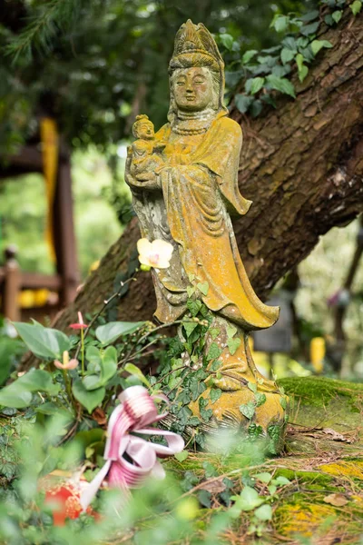 Estatua del bodisatva de piedra antigua —  Fotos de Stock