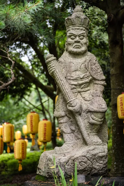 Buddhismus střežící Boží kamennou sochu — Stock fotografie