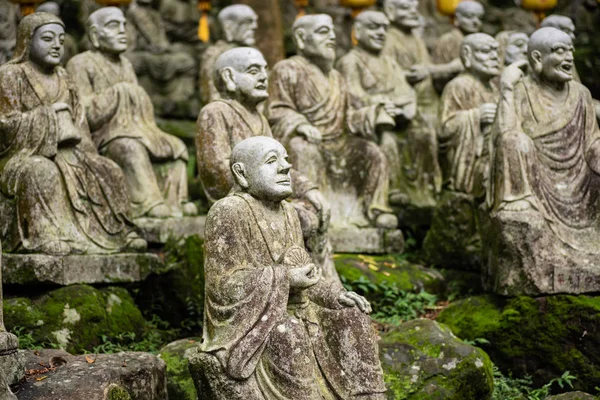 Groupes de bouddhiste arhat statue en pierre — Photo