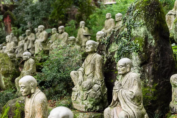 Groupes de bouddhiste arhat statue en pierre — Photo