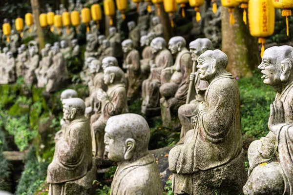 Grupy buddyjskiej rzeźby z kamienia arhata — Zdjęcie stockowe