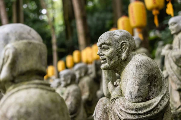 Groupes de bouddhiste arhat statue en pierre — Photo