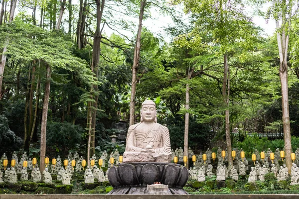 Bouddha Gautama avec des groupes de statue en pierre d'arhat — Photo