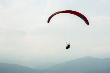 mavi gökyüzü üzerinde renkli yamaç paraşütü