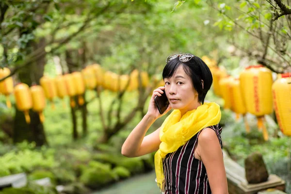 Dojrzały Asian kobieta rozmowa na telefon — Zdjęcie stockowe