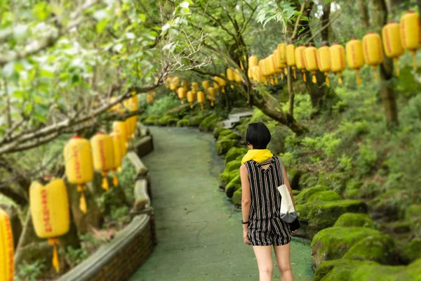 Donna moderna camminare su un sentiero con lanterne — Foto Stock