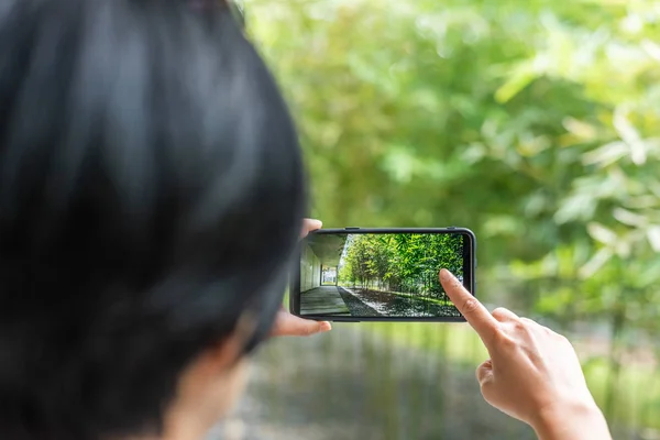 Žena fotografovat podle mobilu — Stock fotografie