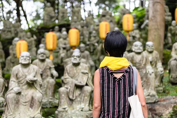 Viajando mujer asiática moderna en un jardín — Foto de Stock