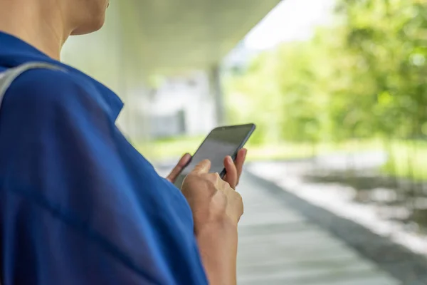 Mulher moderna usando smartphone — Fotografia de Stock