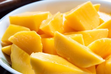 bir çanak üzerinde sarı mango