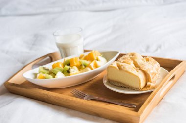 meyve ve kek ile kahvaltı