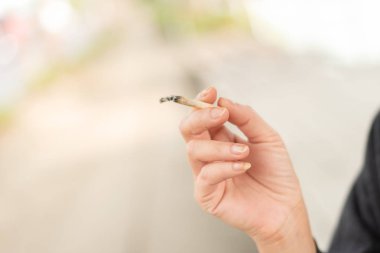 kadın sigara ve bir sigara tutun 